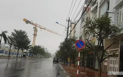 Hoảng hồn tháp cẩu công trình quay như chong chóng trước giờ bão số 6 đổ bộ