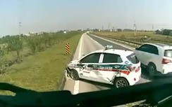 Video: Tạt đầu xe khách trên cao tốc, tài xế taxi được bài học nhớ đời