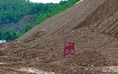 Mưa lũ sau bão số 6: Hàng nghìn khối đất đá vùi lấp các tuyến quốc lộ