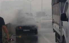Hà Nội: Ô tô Mercedes bất ngờ bốc cháy trên đường vành đai 3 trên cao