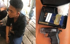 2 thanh niên 9X "ôm" ma túy, súng đạn trong khách sạn ở TP.HCM