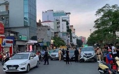 Gây tai nạn rồi bỏ chạy, tài xế “thông chốt” bất thành liền cố thủ trong xe