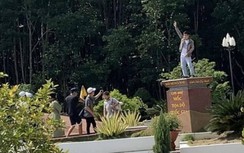 Chụp ảnh “phản cảm” trên Cột mốc tọa độ Quốc gia: Sở Văn hóa Cà Mau nói gì?