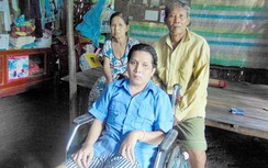 Cha mẹ già nuôi con trẻ ngồi xe lăn