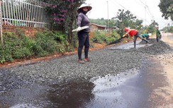 Dùng đá ướt sũng thảm mặt đường, nhà thầu làm đúng quy trình?