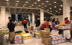 Quầy hàng sân Mỹ Đình lợi dụng tình yêu đội tuyển Việt Nam để kiếm lời?