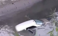 Nữ học viên lái ô tô lao xuống mương cùng thầy giáo