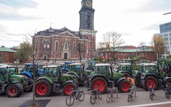 Nông dân Đức lái máy kéo biểu tình