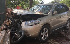 Ô tô mất lái lao lên vỉa hè đè nát xe máy, hất văng người lái xe ôm