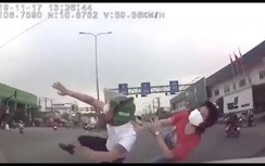 Video: Đôi nam nữ đi xe máy bị ô tô húc "bay lên trời"