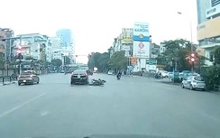 Video: Dán mắt vào điện thoại, nam thanh niên tông thẳng ô tô dừng đèn đỏ