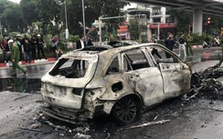 Người điều khiển Mercedes cuốn 3 xe máy vào gầm bốc cháy là 1 phụ nữ