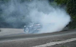 Thót tim với màn drift của Ford F-150 trên "cổng trời" Thiên Môn Sơn