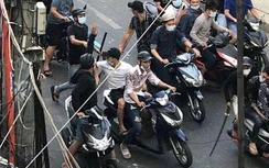 Bị nhóm đòi nợ chém gần đứt tay khi đến nhà bạn chơi ở TP.HCM