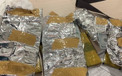 Nữ khách bị phát hiện giấu gần 130.000 USD trong hành lý qua Nội Bài