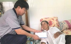 Báo Giao thông trao quà bạn đọc tới cụ ông 90 tuổi chạy xe ôm, bị TNGT