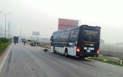 Đi qua đường, hai cha con bị xe khách tông tử vong