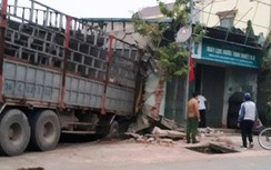 Xe tải lao thẳng vào 2 nhà dân ven QL47 lúc rạng sáng