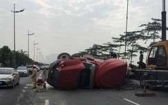 Xe container lật ngang đường, giao thông hướng đi sân bay Nội Bài ùn tắc