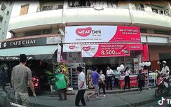 Video: Cận cảnh tình huống xe Mazda "hóa điên" lao vào quán cafe