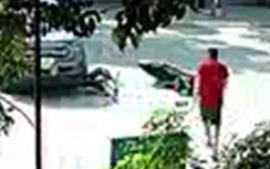 Video: Phóng với tốc độ "xé gió", tài xế nằm gục sau khi tông vào ô tô