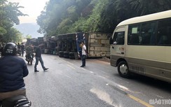 Xe đầu kéo lật ngang khi đổ đèo, dầu tràn ra đường, gây ùn tắc nhiều giờ