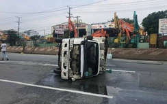 Tài xế đạp cửa, bò ra ngoài kêu cứu trong cabin xe tải lật ngang QL1A