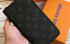 Nhân viên đóng gói thản nhiên trộm ví hàng hiệu trước mặt khách đi máy bay