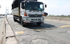 Dốc cầu Phú Mỹ lởm chởm ổ gà, nhựa đường bong tróc gây tiềm ẩn TNGT cao