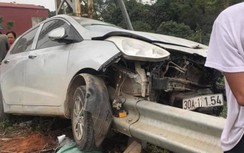 Hà Nội: Xế hộp tự đâm vào hộ lan, thanh tôn xuyên dọc xe