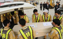 16 thi hài của các nạn nhân thiệt mạng ở Anh về tới sân bay Nội Bài