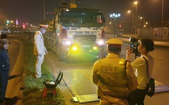 Tài xế xe tải vi phạm giở đủ chiêu xin xỏ, CSGT quyết "ốp" về chốt xử lý