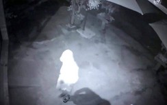 Truy tìm 2 thanh niên châm lửa định đốt nhà có 4 người đang ngủ bên trong