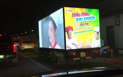 Video: Xuất hiện nhiều xe tải "siêu sáng" quảng cáo lóa mắt người đi đường