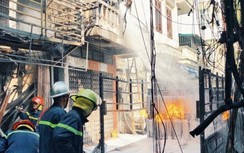 Video: Xe chở ga bốc cháy ngùn ngụt trong ngõ nhỏ, người dân chạy tán loạn