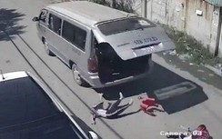 Cục Đăng kiểm VN vào cuộc vụ ô tô đang chạy bị bung cửa, làm rơi học sinh