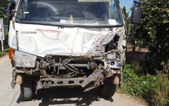 Bình Thuận: Xe tải nát đầu sau khi tông cực mạnh vào tàu hoả