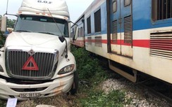 Hà Nội: Sang đường thiếu quan sát, xe container bị tàu hoả tông đứt rời