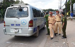 Bất thường bên trong ô tô hết hạn kiểm định "đánh rơi" 2 học sinh trên QL1