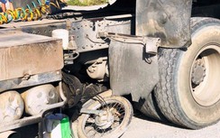 Va chạm với xe đầu kéo, nữ công nhân bị cuốn vào gầm xe tử vong