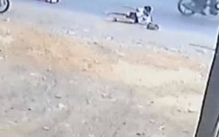 Tin mới vụ xe đưa đón lại "đánh rơi" 2 học sinh tiểu học trên QL1