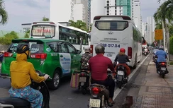 Ùn tắc vì… bãi đậu xe