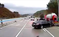 Video: Hãi hùng cảnh hàng chục ô tô mất lái, gây tai nạn trên cao tốc