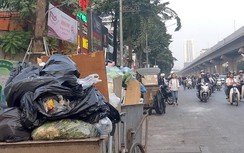 Hà Nội: Chướng mắt điểm tập kết rác dưới lòng đường gây ùn tắc