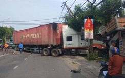 Xe container đâm vào nhà dân, chủ nhà thoát chết trong gang tấc