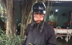 Cận cảnh người mặt đen, cầm đầu gà xin tiền kiểu kinh dị tại Hà Nội