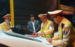 Trắng đêm xử lý một tài xế say rượu chây ì, nghi dùng thẻ phóng viên giả