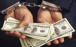 Chiếm đoạt tiền vàng tang vật vụ trộm cắp, một công an bị khởi tố