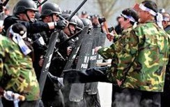 TQ dọa cắt thị thực quan chức Mỹ vì ủng hộ Hồng Kông, Tân Cương