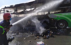 Xe khách đang chạy bất ngờ bốc cháy ngùn ngụt trên QL1A